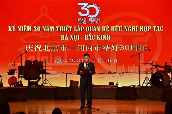 Ha Minh Hai vicepresidente del Comité Popular de Hanoi habla en el programa. (Fuente:VNA) vna_potal_bieu_dien_nghe_thuat_chao_mung_ky_niem_30_nam_thiet_lap_quan_he_huu_nghi_ha_noi_-_bac_kinh_7380939.jpg