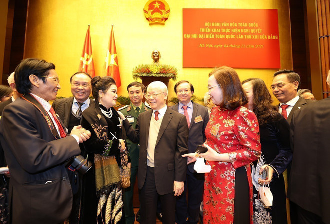 El secretario general del Partido Comunista de Vietnam, Nguyen Phu Trong, con delegados que asistieron a la Conferencia Nacional de Cultura para implementar la Resolución del XIII Congreso Nacional del Partido (24 de noviembre de 2021). Foto: Tri Dung – VNA 6 (5).jpg