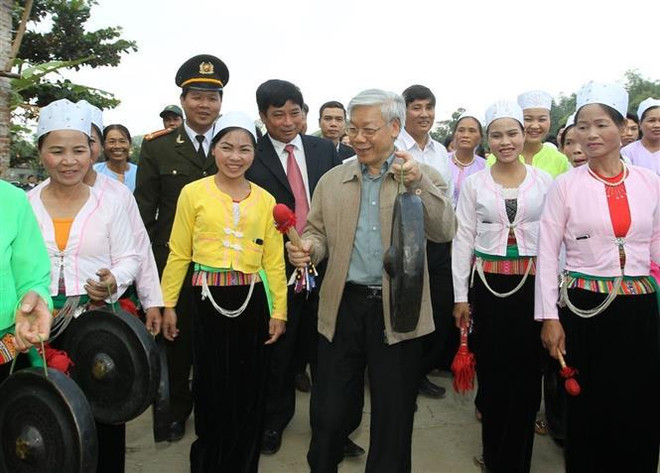 El secretario general Nguyen Phu Trong toca el gong en el Festival de Gran Unidad Nacional en la provincia de Hoa Binh en 2021. (Foto: VNA( vna_potal_tong_bi_thu_nguyen_phu_trong_–_nha_lanh_dao_xuat_sac_tren_mat_tran_van_hoa_7492548.jpg