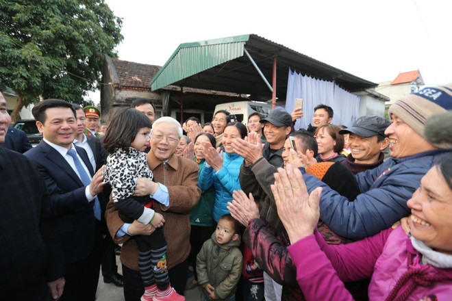 El Partido Comunista y el Estado de Vietnam celebran solemnemente la ceremonia de entrega de la Orden de Estrella Dorada al secretario general de la organización política, Nguyen Phu Trong. 1ava (1).jpg