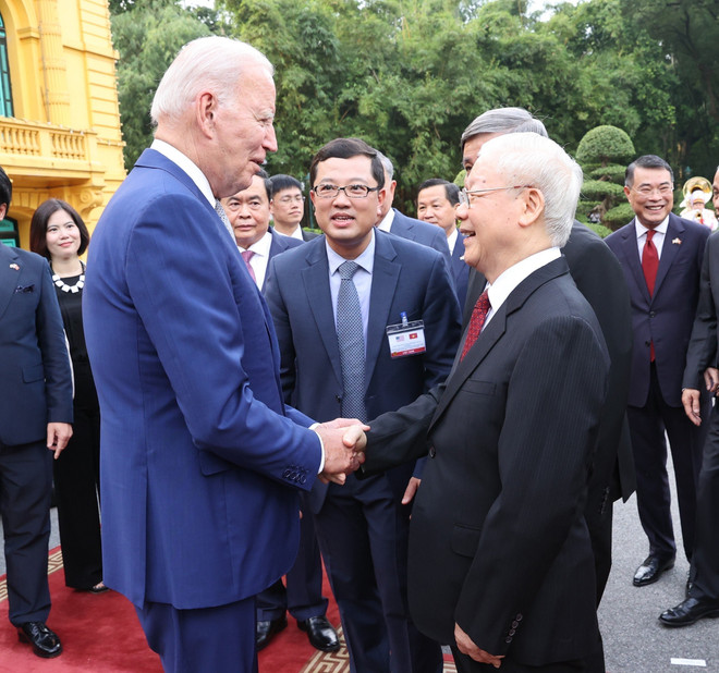 El secretario general del Partido Comunista de Vietnam, Nguyen Phu Trong, recibe al presidente de Estados Unidos, Joe Biden, durante la visita de este último al país (Hanoi, el 10 de septiembre de 2023). Foto: Tri Dung-VNA 3 (16).jpg