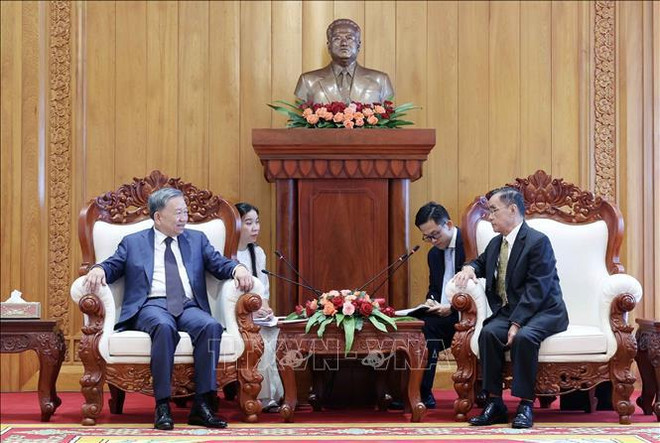 El presidente To Lam y el exprimer ministro de Laos, Thongsing Thammavong. (Foto: VNA) 1 (5).jpg