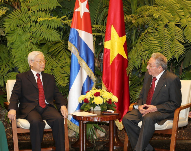 El secretario general del Partido Comunista de Vietnam, Nguyen Phu Trong, sostiene conversaciones con el primer secretario del Comité Central del Partido Comunista y presidente del Consejo de Estado y de Ministros de Cuba, Raúl Castro Ruz (actualmente desempeña otras funciones) (La Habana, el 29 de marzo de 2018). Foto: Tri Dung-VNA 4 (15).jpg