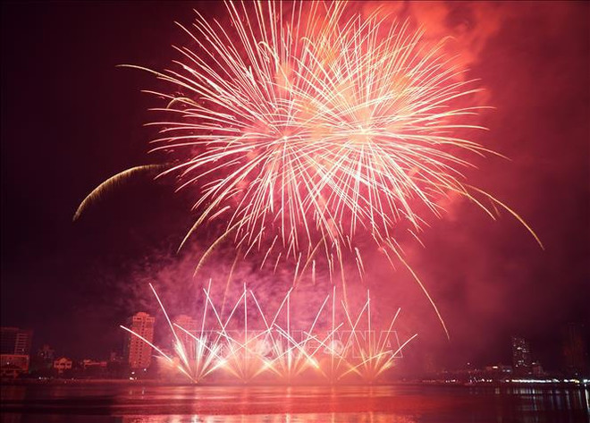 Una actuación en el Festival Internacional de Fuegos Artificiales de Da Nang - DIFF 2024 el 15 de junio de 2024. (Foto: VNA) fireworks.jpg