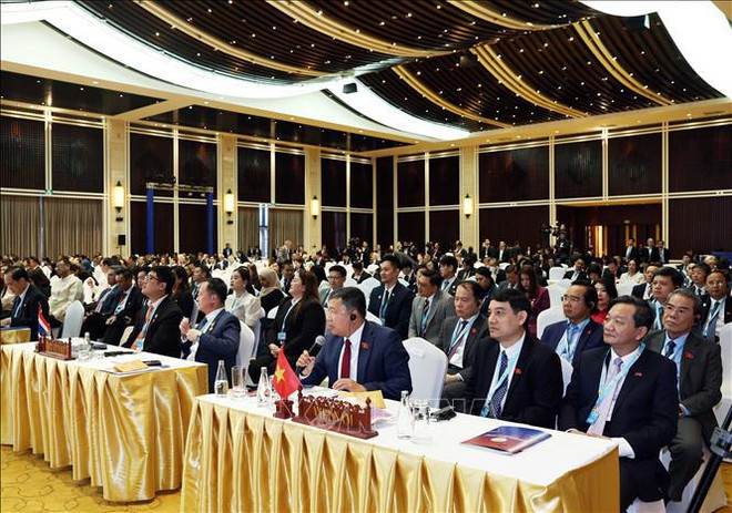 Representantes de la delegación vietnamita en el evento. (Fuente:VNA) hình_ảnh (62).jpg