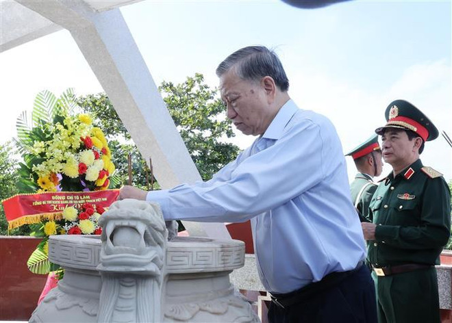El secretario general del Partido Comunista y presidente de Vietnam colocó inciensos en el Monumento de los Mártires y Héroes en la isla. vna_potal_tong_bi_thu_chu_tich_nuoc_to_lam_tham_lam_viec_tai_huyen_dao_con_co_quang_tri_7653755.jpg