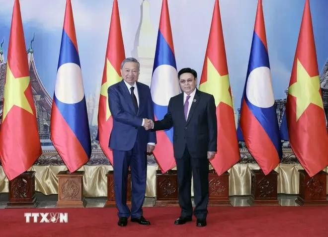 El presidente vietnamita, To Lam (ahora también secretario general del Partido Comunista) se reunió con el titular de la Asamblea Nacional de Laos en julio de 2024 en Vientina. (Foto:Archivo de la VNA) ảnh_2.webp