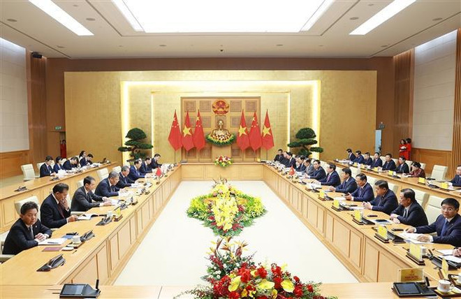 Durante las conversaciones entre los primeros ministros de Vietnam y China (Fuente: VNA) vna_potal_thu_tuong_pham_minh_chinh_hoi_dam_voi_thu_tuong_trung_quoc_ly_cuong__7648884.jpg