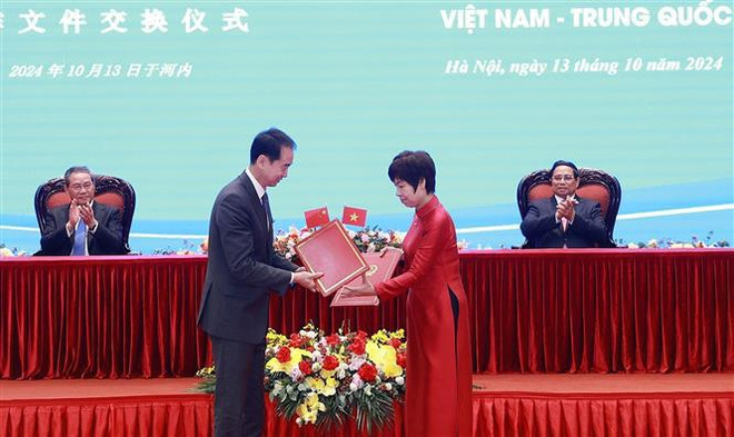 El primer ministro vietnamita, Pham Minh Chinh, y su homólogo chino, Li Qiang, presencian la entrega del Memorando de Cooperación entre la Agencia Vietnamita de Noticias (VNA) y la Televisión Central de China. (Fuente: VNA) vna_potal_thu_tuong_pham_minh_chinh_hoi_dam_voi_thu_tuong_trung_quoc_ly_cuong_7649025.jpg