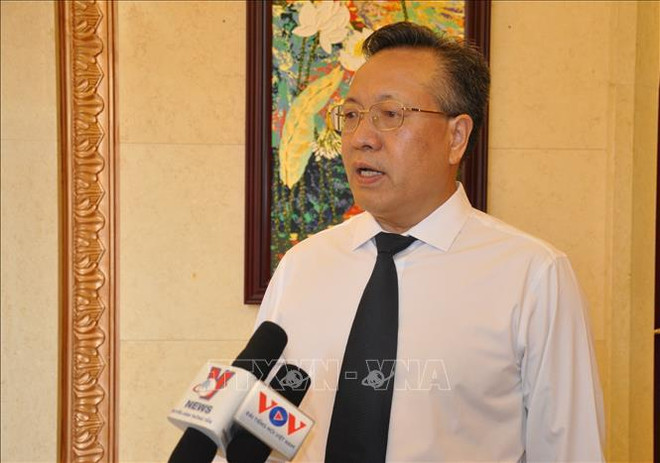 Hu Suojin, exconsejero comercial de la Embajada de China en Vietnam, en la entrevista. (Fuente:VNA) hình_ảnh (14).jpg