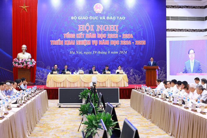 El primer ministro de Vietnam, Pham Minh Chinh, habla en el evento. (Fuente:VNA) vna_potal_thu_tuong_pham_minh_chinh_du_hoi_nghi_trien_khai_nhiem_vu_nam_hoc_2024-2025_7544887.jpg