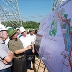 El primer ministro Pham Minh Chinh inspecciona el avance de la construcción del proyecto de la línea de transmisión de 500 kV Lao Cai - Vinh Yen. (Fuente: VNA)