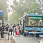 Se espera que para 2030, todos los autobuses en Hanoi hayan completado la conversión a vehículos eléctricos. (Fuente: VNA)