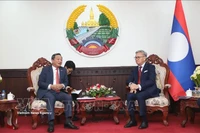 El embajador de Vietnam en Laos, Nguyen Minh Tam y el ministro de Relaciones Exteriores de Laos, Thongsavanh Phomvihane (Fuente: VNA)