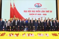 El general Trinh Van Quyet, secretario del Comité Central del Partido Comunista de Vietnam (PCV) y jefe del Departamento General de Política del Ejército Popular, posa para una foto de grupo con los líderes de la provincia de Lai Chau. (Foto: VNA)