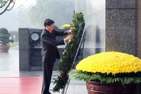El secretario general del Partido Popular Revolucionario de Laos y presidente del país, Thongloun Sisoulith, rinde homenaje al Presidente Ho Chi Minh en su Mausoleo (Fuente: VNA)