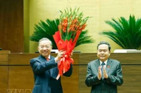El presidente de la Asamblea Nacional, Tran Thanh Man (derecha), entrega flores para felicitar al secretario general del Partido y jefe del Estado, To Lam. (Foto: VNA)