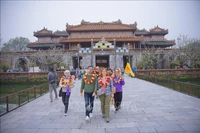 Turistas visitan el complejo de la Ciudadela Imperial de Hue durante el Año Nuevo 2025. Foto: VNA