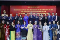 El secretario general del Partido Comunista de Vietnam, To Lam, y su esposa, junto con una delegación vietnamita de alto rango, se reúnen con personal de la Embajada de Vietnam y representantes de la comunidad vietnamita en Vientiane (Fuente: VNA)