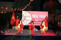En el área del Rincón de Vietnam, durante el evento, se presenta una danza tradicional con sombreros cónicos. Foto: VNA