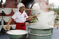 Elaboración de fideos de arroz al estilo tradicional de la aldea de Van Cu. Foto: VNA