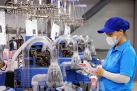 Línea de producción de calcetines de exportación en la fábrica de SUNJIN AT&C VINA en la zona económica de Chan May-Lang Co, ciudad de Hue. (Foto: VNA)