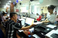 Procesamiento de trámites para establecer una empresa en la Oficina de Registro Mercantil del Departamento de Planificación e Inversiones de Hanoi (Foto: VNA)