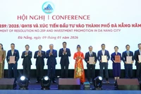 Entregan certificados de membresía al Centro Financiero Internacional de Vietnam en la ciudad de Da Nang. Foto: VNA.