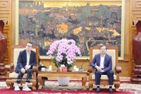 El presidente del Comité Popular de la provincia de Bac Ninh, Pham Hoang Son, (derecha) en una reunión de trabajo con Andy Lin, vicepresidente del grupo chino Cooler Master (Fuente: VNA)