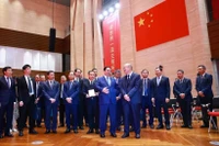 El primer ministro Pham Minh Chinh y la delegación vietnamita visitan la Bolsa de Valores de Shanghái (SSE) y el Centro Financiero Internacional de Shanghái (IFC) (Foto: VNA)