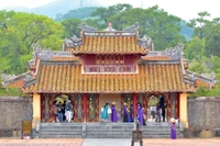 Turistas visitan atracciones turísticas en la ciudad de Hue. (Foto: VNA)