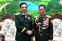 El general Phan Van Giang, ministro de Defensa de Vietnam, sostiene un encuentro con su par laosiano, el coronel general Khamliang Outhakaysone (Fuente: VNA)