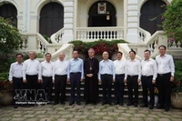El secretario del Comité partidista local, Tran Luu Quang, realiza visita al Arzobispado de la Arquidiócesis de esta urbe sureña (Fuente: VNA)
