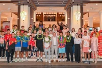 Las leyendas del fútbol inglés Wes Brown y Teddy Sheringham llegan a la ciudad de Da Nang (Fuente: VNA)