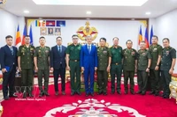 El embajador Nguyen Minh Vu encabeza una delegación de la Embajada de Vietnam para felicitar al Estado Mayor del Ejército Real Camboyano con motivo del tradicional Año Nuevo Choul Chnam Thmey 2026. (Foto: VNA)