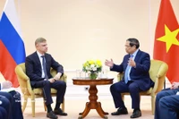 El primer ministro de Vietnam, Pham Minh Chinh, trabaja con Vladimir Petrovich Evtushenkov, presidente de AFK Sistema (Fuente: VNA)
