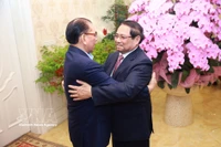 El primer ministro Pham Minh Chinh felicita al ex secretario general del Partido Comunista de Vietnam Nong Duc Manh (Fuente: VNA)