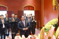 El primer ministro de Vietnam, Pham Minh Chinh, ofrece incienso en el Palacio Kinh Thien (Fuente: VNA)