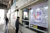 El propietario del vehículo está pasando por la inspección técnica. (Foto: VNA)