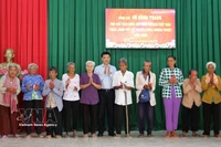 El vicepresidente de la Asamblea Nacional, Vu Hong Thanh, entrega regalos a personas camboyanas desfavorecidas en la comuna de Tan Thanh, Can Tho. Foto: VNA