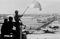 La bandera del Frente Nacional de Liberación de Vietnam y la bandera de la República de Vietnam del Sur ondearon en el aeropuerto de Tan Son Nhat el 30 de abril de 1975. (Foto: VNA)