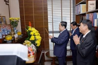 El presidente de la Asamblea Nacional, Tran Thanh Man, visita a la familia y ofrece incienso en memoria del difunto secretario general Truong Chinh. Foto: Doan Tan - VNA.
