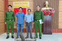 El animal, un ejemplar adulto de 52 cm de largo y más de 5 kg de peso, fue entregado por Doan Hong Hai, residente en la aldea Loc Quang (Fuente: VNA)