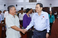 El presidente de la Asamblea Nacional de Vietnam, Tran Thanh Man (derecha) se reúne con los votantes en la ciudad de Vi Thanh (Fuente: VNA)