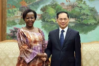 El viceprimer ministro de Vietnam, Bui Thanh Son, y la secretaria general de la Organización Internacional de la Francofonía (OIF), Louise Mushikiwabo (Fuente: VNA)