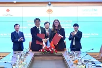 El embajador de Japón en Vietnam, Ito Naoki (primera fila, izquierda), y la representante de UNICEF en Vietnam, Silvia Danailov, intercambiaron notas durante la ceremonia. (Foto: VNA)