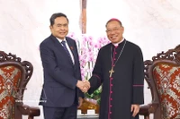 el presidente de la Asamblea Nacional de Vietnam, Tran Thanh Man, y el arzobispo Vu Van Thien (Fuente: VNA)