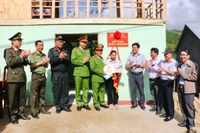 Ceremonia de inauguración y entrega de la primera casa construida durante la "Campaña Quang Trung" a la familia de la Sra. Dinh Thi Von, residente en la aldea de Huy Mang, comuna de Son Tay. Foto: VNA.