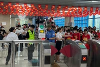 Durante las celebraciones por el 80.º aniversario de la Revolución de Agosto y el Día Nacional de Vietnam, del 21 de agosto al 2 de septiembre, la empresa Hanoi Metro transportó a casi 1,8 millones de pasajeros (Fuente: VNA)