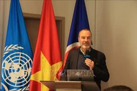 Aymeric Jung, asesor de inversión de impacto y economía regenerativa, participa en el seminario. Foto: VNA